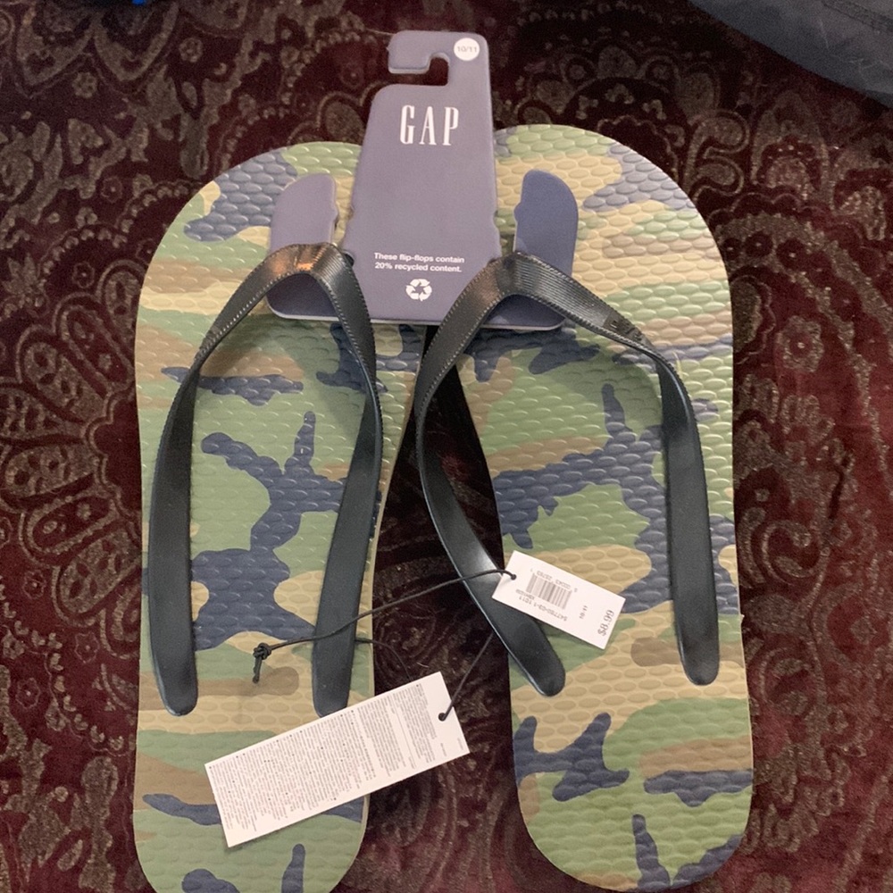 Men’s Gap flip flops size 10/11. Camo. New with tags